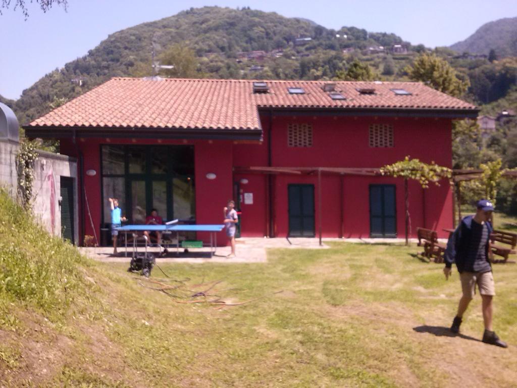 Ostello Casa Rossa Лавено-Момбелло Екстер'єр фото