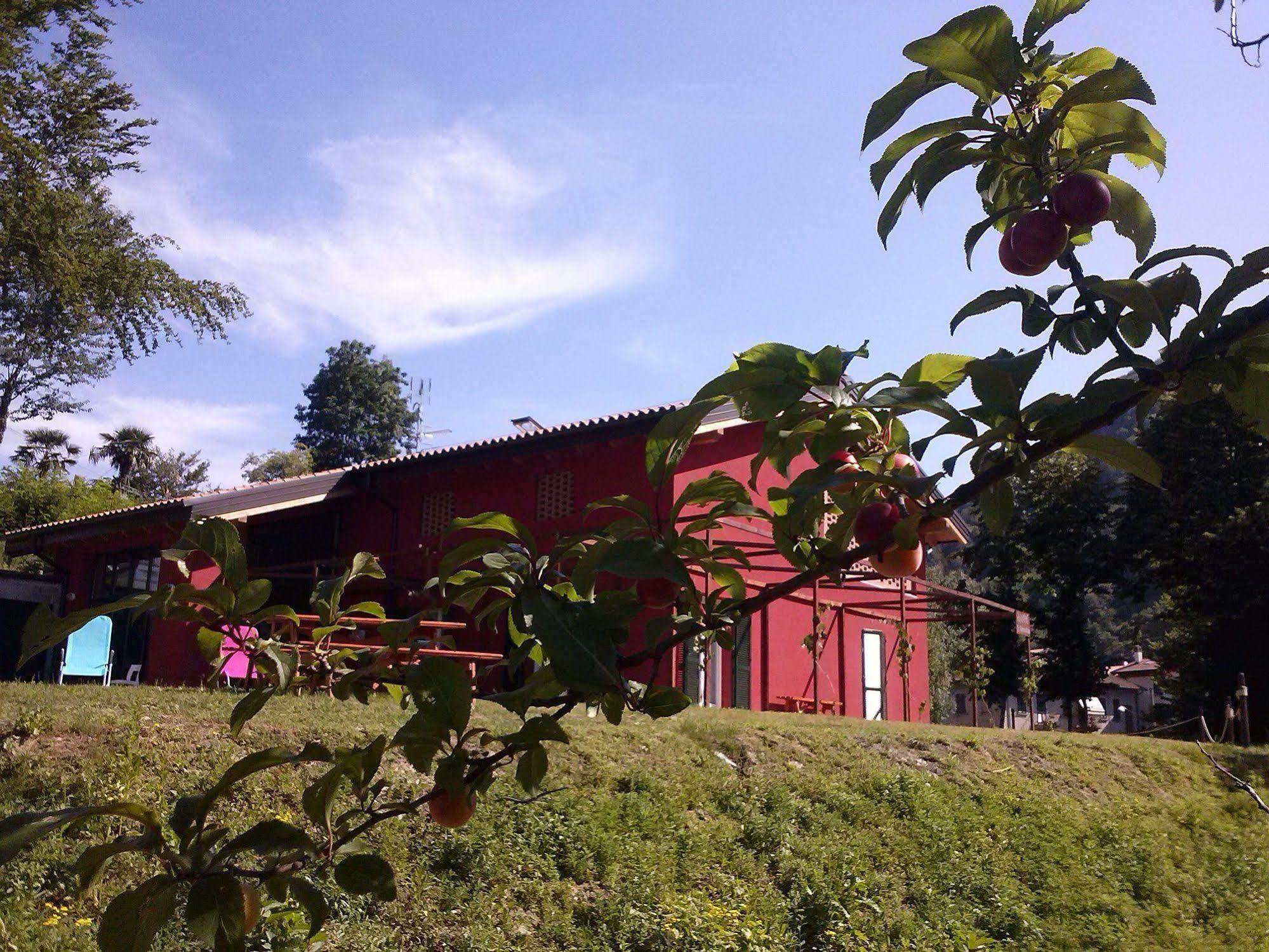 Ostello Casa Rossa Лавено-Момбелло Екстер'єр фото